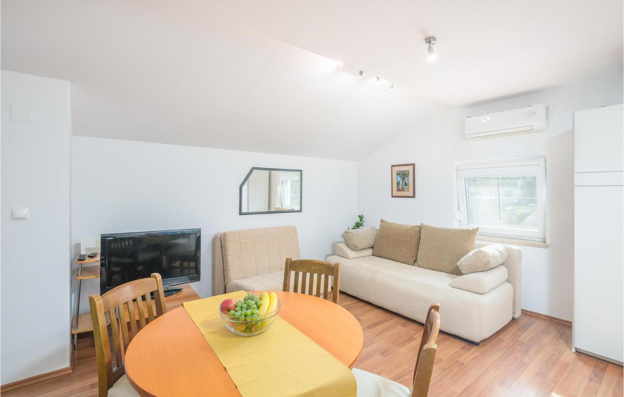 Nice Apartment In Malinska Dubasnica With Kitchen Exterior foto